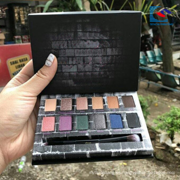 Paleta de sombras de ojos de cosméticos de resaltado de cartón negro con pincel de sombra de ojos